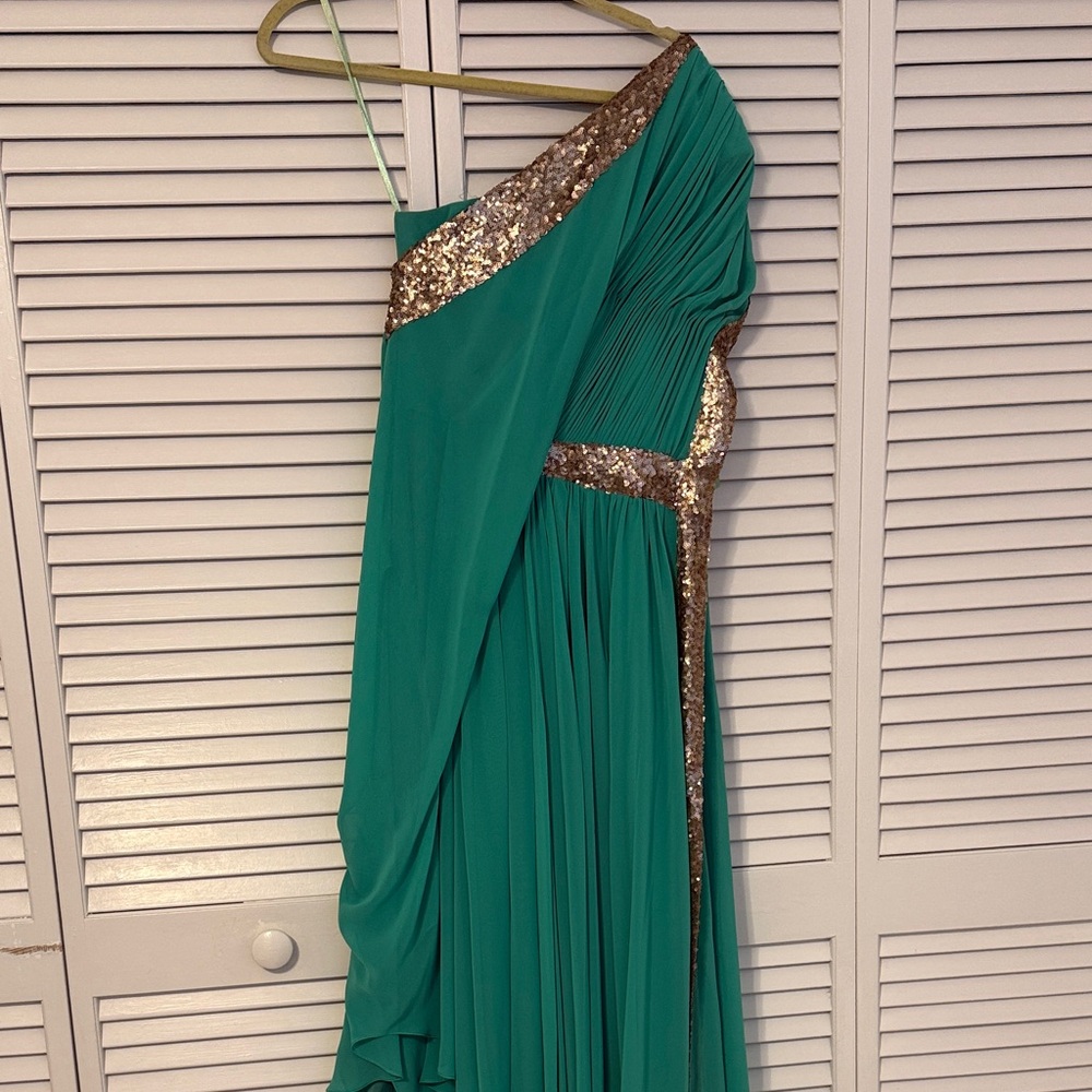 Elegant Green One-Shoulder Dress with Gold Accents